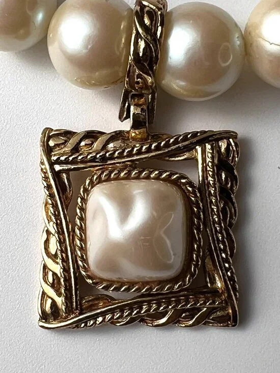 GIVENCHY Vintage Pearls Baroque Square Pendant Large White Necklace - Picture 2 of 16